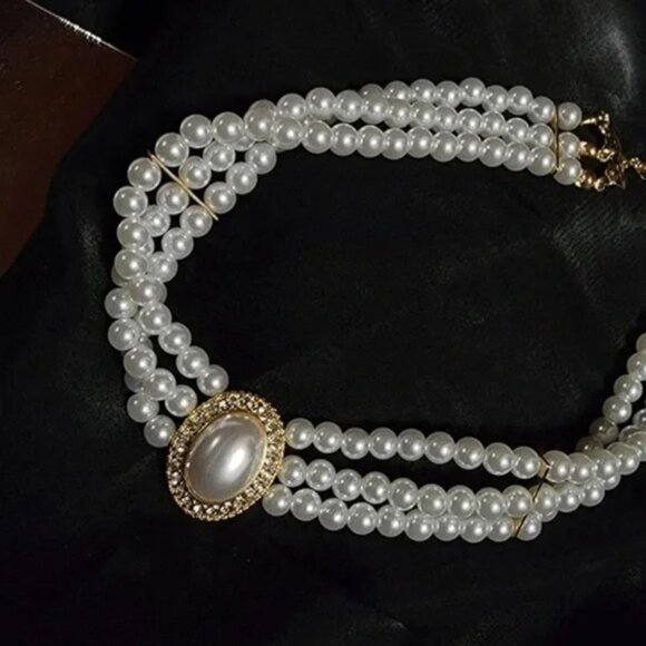✨✨ Elegant Triple-Strand Pearl Choker with Opalescent Centerpiece✨ - Picture 7 of 9